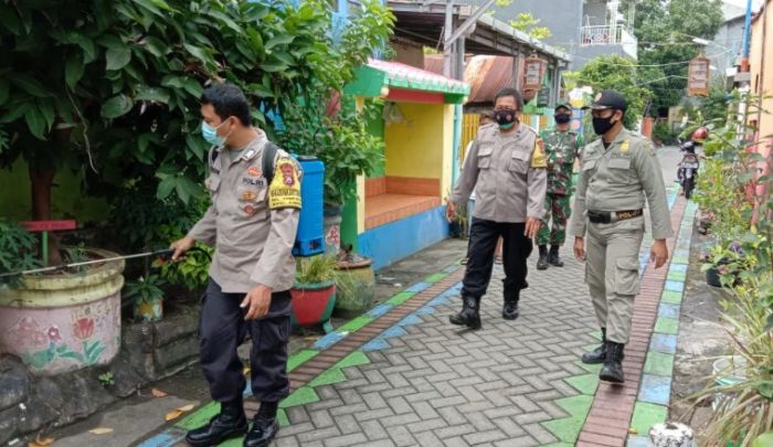 Putus Sebaran Covid-19, Polres Gresik Rajin Razia Masker dan Semprot Disinfektan