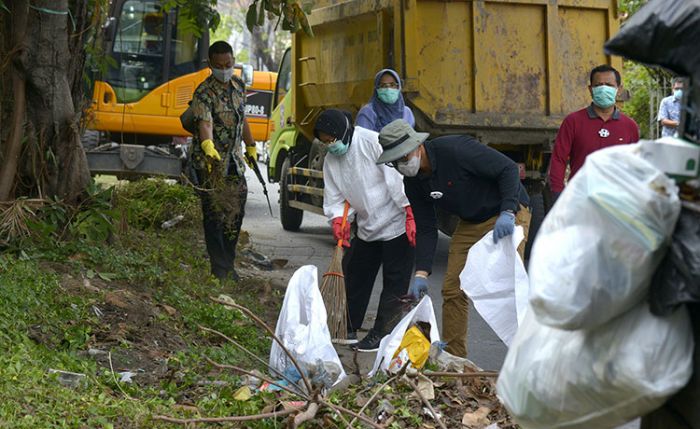Gunakan Sapu, Sarung Tangan, dan Keranjang Rotan, Risma Kerja Bakti Percantik Kawasan Kalibokor Gunakan Sapu, Sarung Tangan, dan Keranjang Rotan, Risma Kerja Bakti Percantik Kawasan Kalibokor