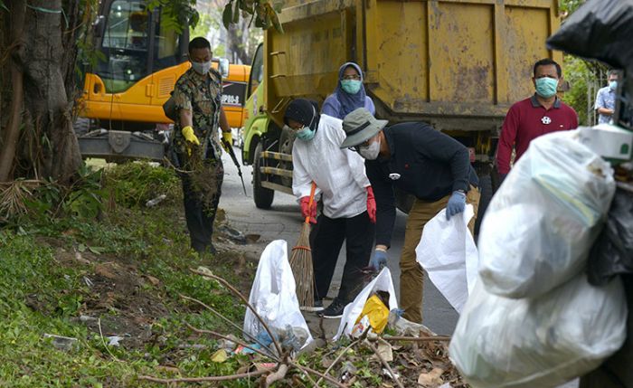 ​Gunakan Sapu, Sarung Tangan, dan Keranjang Rotan, Risma Kerja Bakti Percantik Kawasan Kalibokor