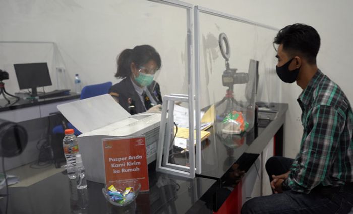 PPKM di Sebagian Daerah Turun Level, Penerbitan dan Penggantian Paspor WNI untuk Umum Dibuka Kembali PPKM di Sebagian Daerah Turun Level, Penerbitan dan Penggantian Paspor WNI untuk Umum Dibuka Kembali