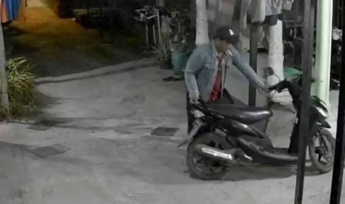 Aksi Maling Motor di Rumah Warga Banyuajuh Kamal Terekam CCTV