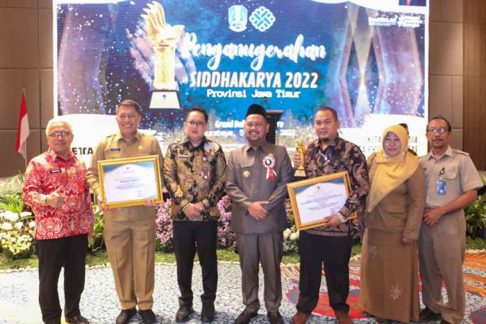 Bupati Gresik Raih Penghargaan Siddhakarya 2022 dari Pemprov Jatim