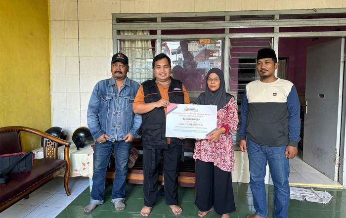 Bawaslu Sidoarjo Serahkan Derma untuk Keluarga Pengawas Pemilu yang Meninggal Dunia Bawaslu Sidoarjo Serahkan Derma untuk Keluarga Pengawas Pemilu yang Meninggal Dunia