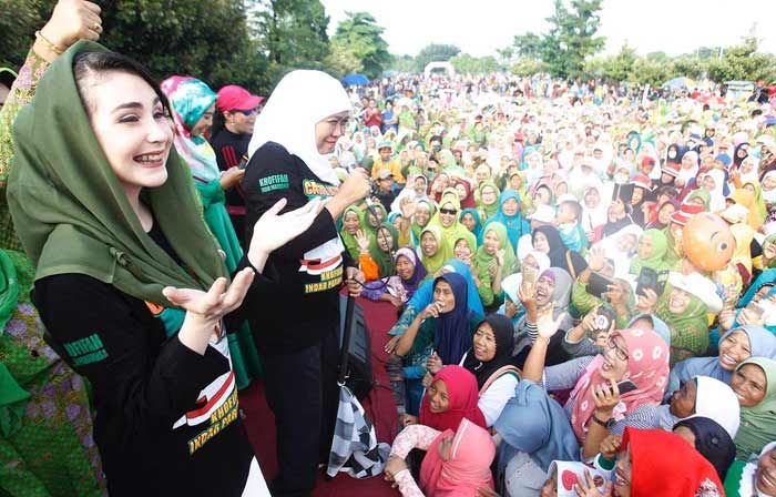 Khofifah Jalan Sehat Bersama Ribuan Ibu Muslimat di Kediri