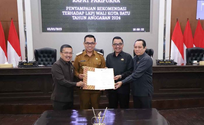 Wali Kota Batu Terima Rekomendasi Dewan soal LKPJ Tahun Anggaran 2024 Wali Kota Batu Terima Rekomendasi Dewan soal LKPJ Tahun Anggaran 2024