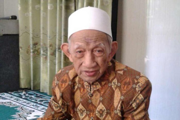 Jenazah KH. Sholeh Qosim Dimakamkan Usai Sholat Jumat Jenazah KH. Sholeh Qosim Dimakamkan Usai Sholat Jumat