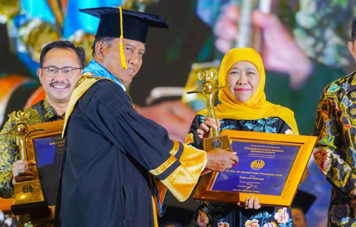 Khofifah Sabet Anugerah Widya Wiyata Dharma Samya di Dies Natalis Unesa ke-60 Khofifah Sabet Anugerah Widya Wiyata Dharma Samya di Dies Natalis Unesa ke-60