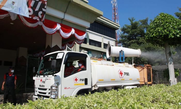 Tekan Sebaran Covid-19, Pemkab Probolinggo Bersama PMI Jatim Gelar Penyemprotan Disinfektan Tekan Sebaran Covid-19, Pemkab Probolinggo Bersama PMI Jatim Gelar Penyemprotan Disinfektan