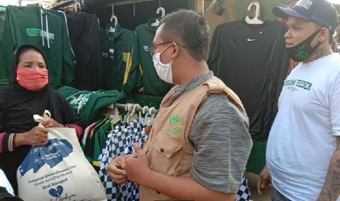 LAZISNU Jatim Gandeng Bonek Bagikan Sembako di Area Stadion