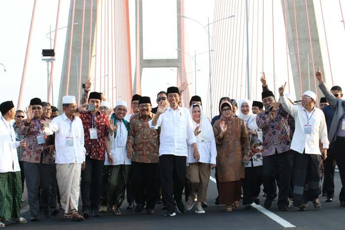 Pakde Karwo Turut Dampingi Presiden Jokowi Resmikan Jembatan Non Tol Suramadu Pakde Karwo Turut Dampingi Presiden Jokowi Resmikan Jembatan Non Tol Suramadu