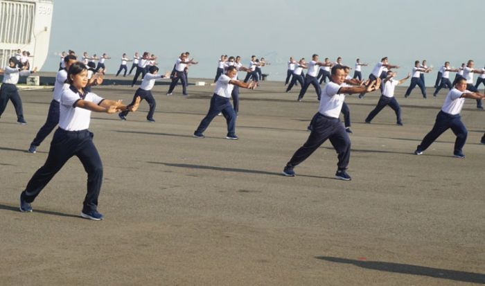 Jaga Daya Tahan Tubuh, Prajurit Koarmada II Olahraga Pagi Sambil Berjemur