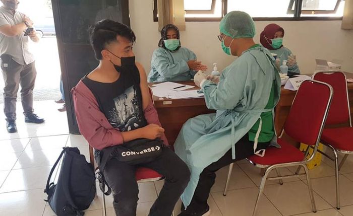 Peringati Hari Buruh, Disnaker Pasuruan Lakukan Vaksinasi Terhadap 250 Buruh Peringati Hari Buruh, Disnaker Pasuruan Lakukan Vaksinasi Terhadap 250 Buruh