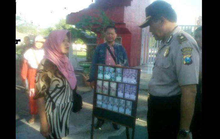 Kapolsek Sidoarjo Kota Sidak Jasa Tukar Uang, Diminta Waspadai Upal Kapolsek Sidoarjo Kota Sidak Jasa Tukar Uang, Diminta Waspadai Upal