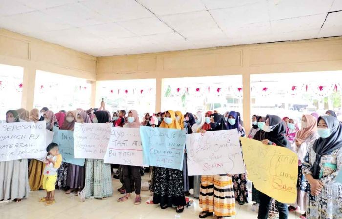 Gelar Demo, Ibu-Ibu di Desa Bator Dukung Keputusan Pemkab Bangkalan soal Pj Kades Gelar Demo, Ibu-Ibu di Desa Bator Dukung Keputusan Pemkab Bangkalan soal Pj Kades