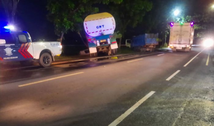 Kecelakaan Truk Tangki vs Dump Truk di Nganjuk, Dua Pengemudi Luka-Luka Kecelakaan Truk Tangki vs Dump Truk di Nganjuk, Dua Pengemudi Luka-Luka