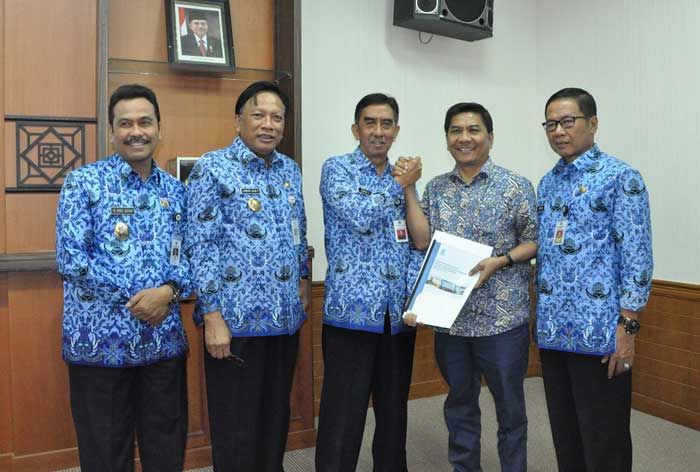 Bupati Sambari Minta Siswadi Inovatif Pimpin PDAM Bupati Sambari Minta Siswadi Inovatif Pimpin PDAM