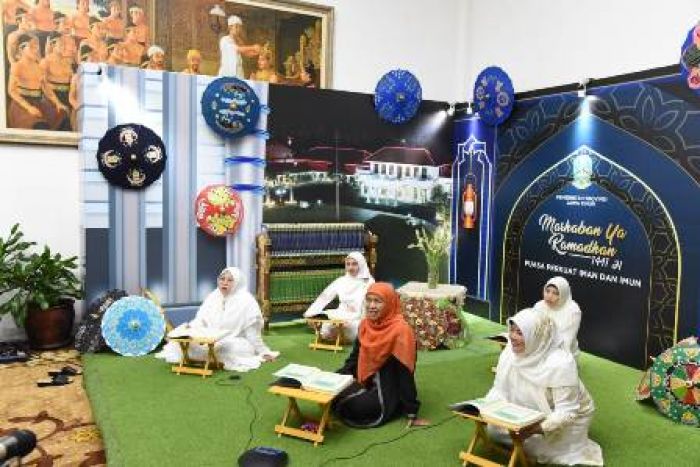 Semarak Ramadan, Tiap Pagi Gubernur Khofifah Gelar Tadarus Online Libatkan OPD Pemprov Jatim Semarak Ramadan, Tiap Pagi Gubernur Khofifah Gelar Tadarus Online Libatkan OPD Pemprov Jatim