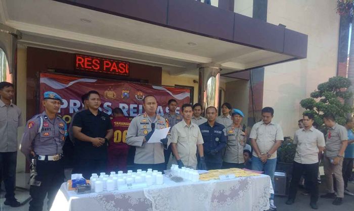 2 Pengedar Pil Koplo di Pasuruan Ditangkap Polisi 2 Pengedar Pil Koplo di Pasuruan Ditangkap Polisi