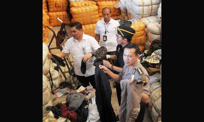 Penyelundupan Ribuan Bal Pakaian Bekas: 12 Orang Ditangkap, Sebulan Pelaku Raup Untung Rp 1 M Penyelundupan Ribuan Bal Pakaian Bekas: 12 Orang Ditangkap, Sebulan Pelaku Raup Untung Rp 1 M