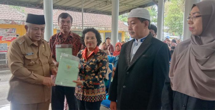 Bupati Bersama BPN Kabupaten Malang Bagikan Sertifikat Tanah ke Warga Desa Kebonagung Bupati Bersama BPN Kabupaten Malang Bagikan Sertifikat Tanah ke Warga Desa Kebonagung