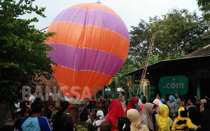 Lebaran Ketupat, Warga Desa Bandung Jombang Terbangkan 200 Balon Udara Raksasa