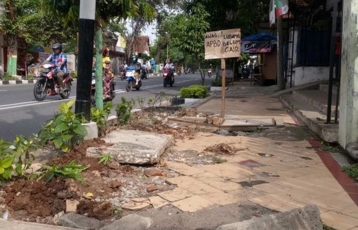 Rusak dan Berlubang, Sejumlah Trotoar di Tuban Belum Diperbaiki Rusak dan Berlubang, Sejumlah Trotoar di Tuban Belum Diperbaiki