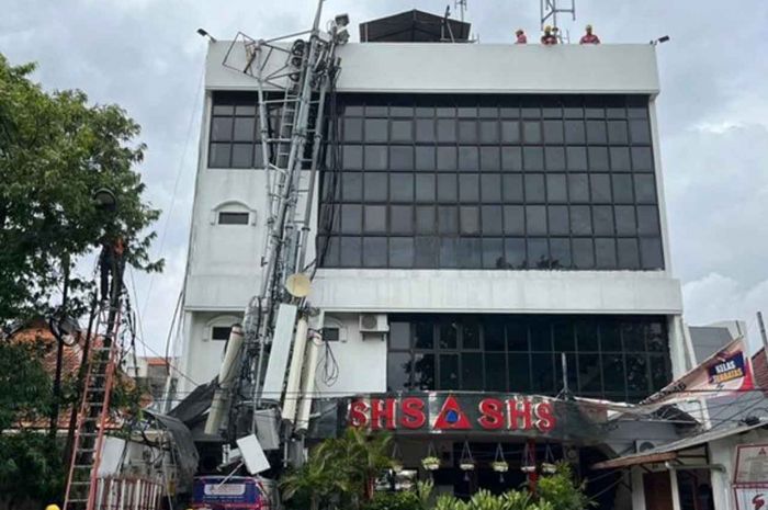 Tower di Surabaya Hotel School Ambruk, Lalu Lintas Dialihkan