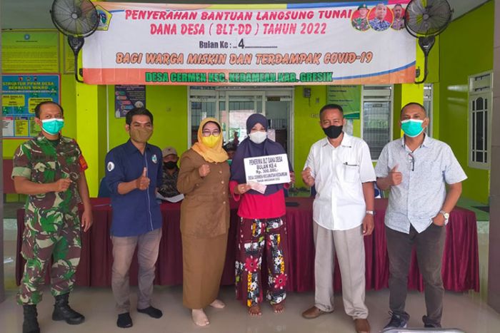 Babinsa Koramil Kedamean Gresik Dampingi Distribusi BLT-DD