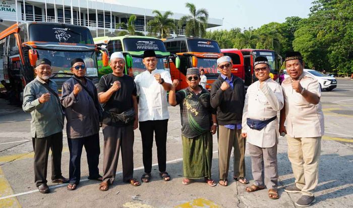 Petrokimia Gresik Berangkatkan 450 Warga Sekitar Perusahaan Ikuti Wisata Religi Petrokimia Gresik Berangkatkan 450 Warga Sekitar Perusahaan Ikuti Wisata Religi