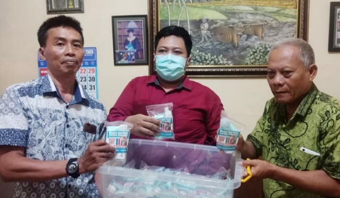 Empati Wabah Covid-19, Pengacara Ini Bagikan Alat Pelindung Diri ke Warga Surabaya Empati Wabah Covid-19, Pengacara Ini Bagikan Alat Pelindung Diri ke Warga Surabaya