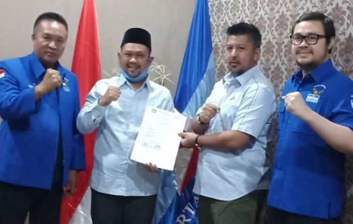 DPP Demokrat Serahkan Rekom B.1-KWK Untuk Gus Yani dan Bu Min DPP Demokrat Serahkan Rekom B.1-KWK Untuk Gus Yani dan Bu Min