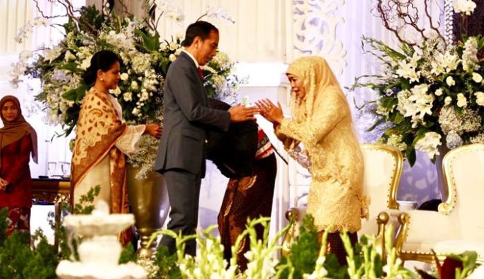 Presiden Jokowi dan Ibu Negara Hadiri Resepsi Pernikahan Putri Gubernur Khofifah