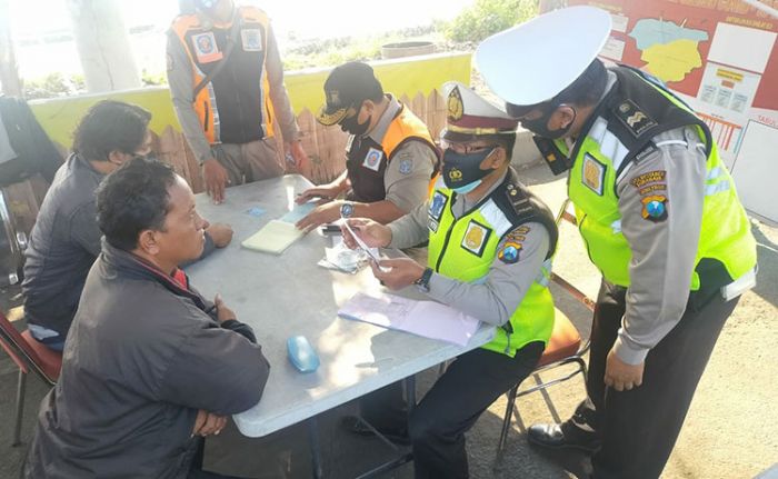 Petugas Gabungan Gelar Operasi Yustisi Prokes di 7 Lokasi, Amankan 102 Pelanggar Petugas Gabungan Gelar Operasi Yustisi Prokes di 7 Lokasi, Amankan 102 Pelanggar