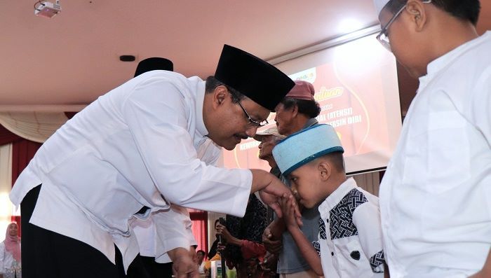 Salurkan Ratusan Bansos, Gus Ipul: Semoga Bisa Mengurangi Beban Salurkan Ratusan Bansos, Gus Ipul: Semoga Bisa Mengurangi Beban