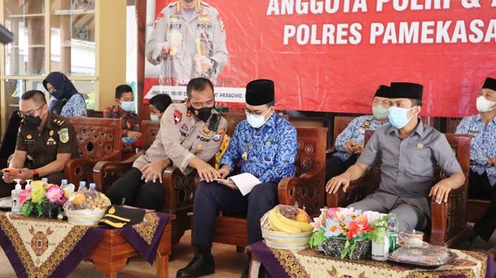 Forkopimda Pamekasan Ikuti Akselerasi Vaksinasi Serentak Secara Virtual Bersama Kapolri