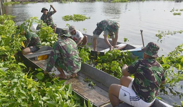 Antisipasi Banjir, TNI Bersama Masyarakat Bersihkan Sungai