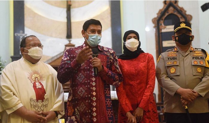 Kunjungi Gereja Bersama Forkopimda, Wali Kota Kediri Ucapkan Selamat Natal Kunjungi Gereja Bersama Forkopimda, Wali Kota Kediri Ucapkan Selamat Natal