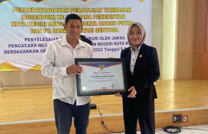 Pemkot Beri Piagam Penghargaan untuk Kajari Kota Kediri Pemkot Beri Piagam Penghargaan untuk Kajari Kota Kediri