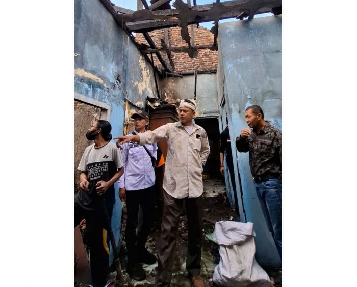 Diduga Korsleting Listrik, Rumah Warga Temas Kota Batu Habis Dilalap Api Diduga Korsleting Listrik, Rumah Warga Temas Kota Batu Habis Dilalap Api