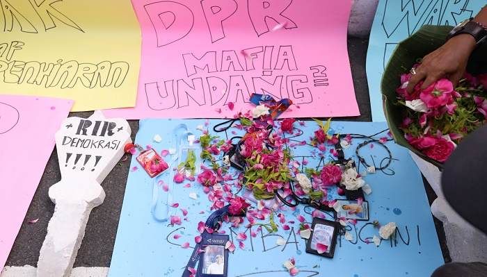 Tolak Revisi RUU Penyiaran, Jurnalis di Blitar Gelar Demo Bawa Poster hingga Batu Nisan Tolak Revisi RUU Penyiaran, Jurnalis di Blitar Gelar Demo Bawa Poster hingga Batu Nisan