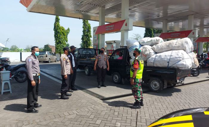 Antisipasi Gangguan Kamtibmas Dampak Kenaikan BBM, Polres Gresik Terjunkan Anggota di SPBU Antisipasi Gangguan Kamtibmas Dampak Kenaikan BBM, Polres Gresik Terjunkan Anggota di SPBU