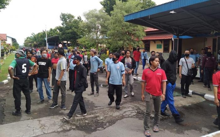 80 Pekerja di PHK, Ratusan Buruh IKSG Tuban Mogok Kerja 80 Pekerja di PHK, Ratusan Buruh IKSG Tuban Mogok Kerja