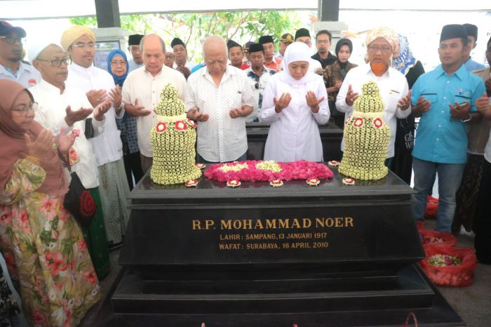 Ziarah ke Makam Gubernur Jatim M Noer di Sampang, Cipung Apresiasi Kinerja Khofifah Periode Pertama Ziarah ke Makam Gubernur Jatim M Noer di Sampang, Cipung Apresiasi Kinerja Khofifah Periode Pertama
