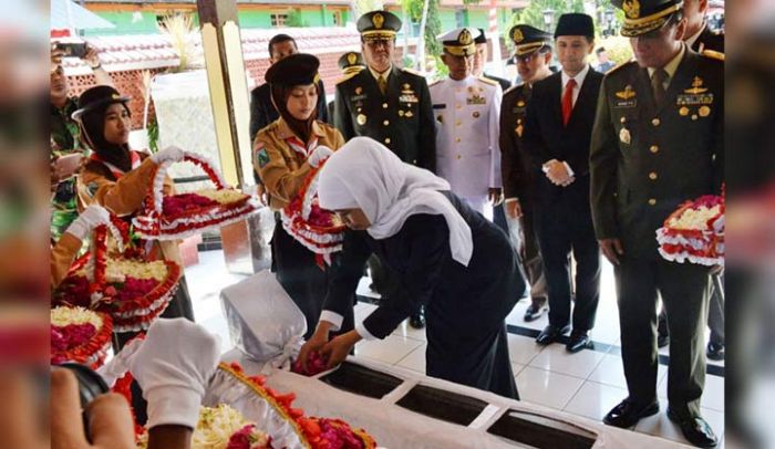 Ziarah ke Makam dr. Soetomo, Khofifah Ingatkan Semua Elemen Masyarakat Jaga Persatuan Ziarah ke Makam dr. Soetomo, Khofifah Ingatkan Semua Elemen Masyarakat Jaga Persatuan