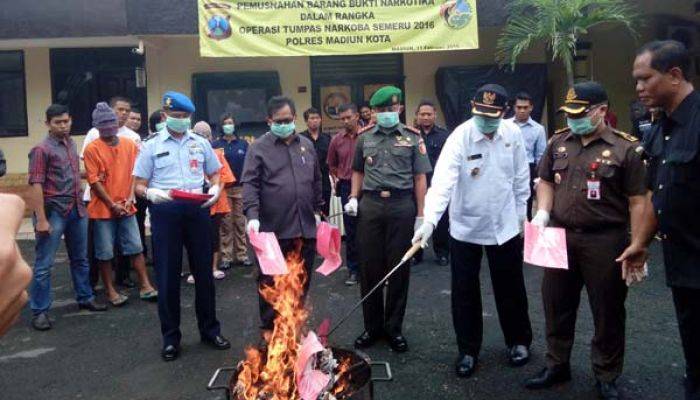 Perangi Narkoba, Polres Madiun Musnahkan BB Sabu 