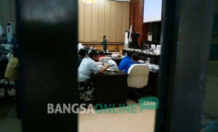 Banggar-Timgar Jombang Rapat Tertutup, Diduga Bahas Mobdin & Kenaikan Dana Aspirasi, Jurnalis Diusir Banggar-Timgar Jombang Rapat Tertutup, Diduga Bahas Mobdin & Kenaikan Dana Aspirasi, Jurnalis Diusir