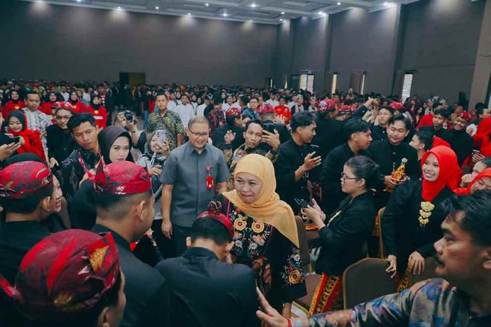 Gubernur Khofifah Apresiasi Semangat Pelajar Jatim di Final Lomba Paduan Suara SMA/SMK 2025 Gubernur Khofifah Apresiasi Semangat Pelajar Jatim di Final Lomba Paduan Suara SMA/SMK 2025