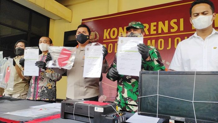 Nekat Buat Surat Swab Palsu, Tenaga Honorer Puskesmas Pungging Mojokerto Diringkus Polisi Nekat Buat Surat Swab Palsu, Tenaga Honorer Puskesmas Pungging Mojokerto Diringkus Polisi