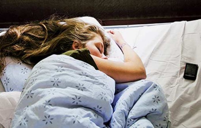 Ini Bahaya Taruh Smartphone di Samping Kepala saat Tidur Ini Bahaya Taruh Smartphone di Samping Kepala saat Tidur