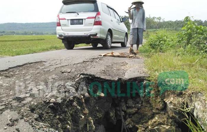 Awas, Jalan Ambrol di Senori-Parengan Ancam Keselamatan Pengendara Awas, Jalan Ambrol di Senori-Parengan Ancam Keselamatan Pengendara
